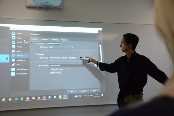 Elev står framför tavlan och pekar