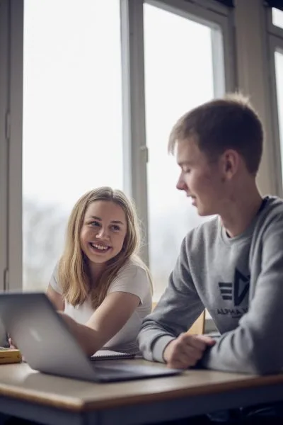 Två elever i ett klassrum