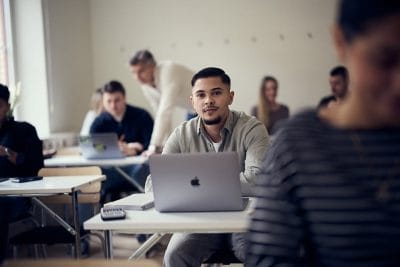Elev i klassrum med laptop framför sig