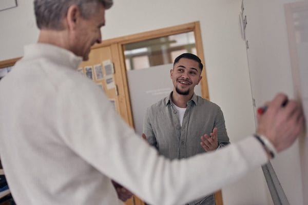 Elev och lärare framme vid tavlan