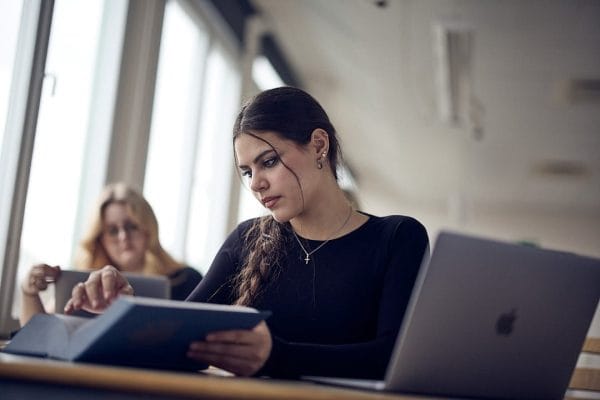 Elev läser en lagbok