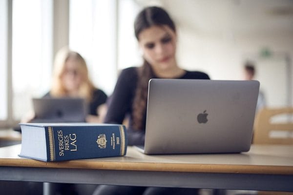 Närbild på en lagbok