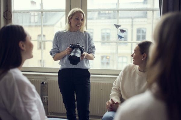 Lärare fotar två elever