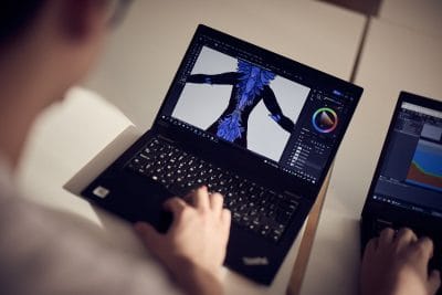 Hand som skriver på en dator