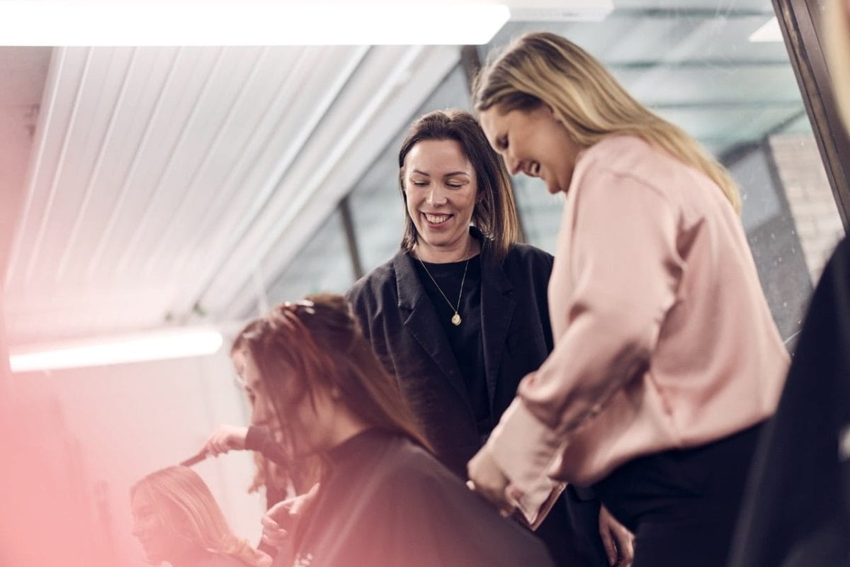 Elever klipper en kund