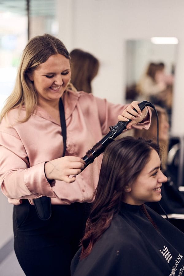 Kund får sitt hår lockat