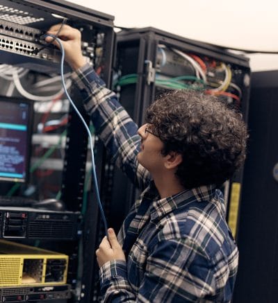 Elev kopplar in en nätverkskabel