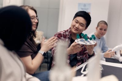 Elever visar upp sina design-arbeten