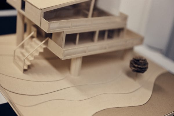 Närbild av 3D modell som föreställer ett hus och trädgård