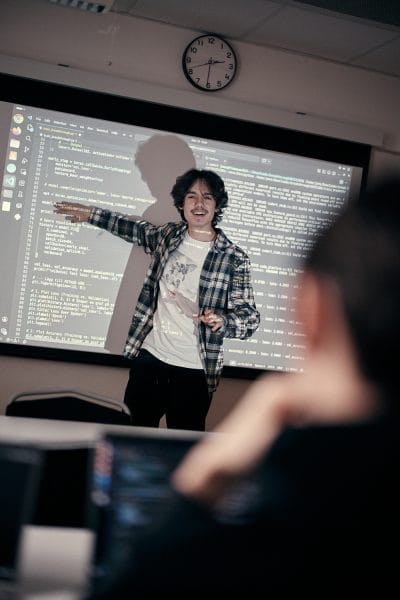 Elev presenterar sitt arbete framme vid tavlan