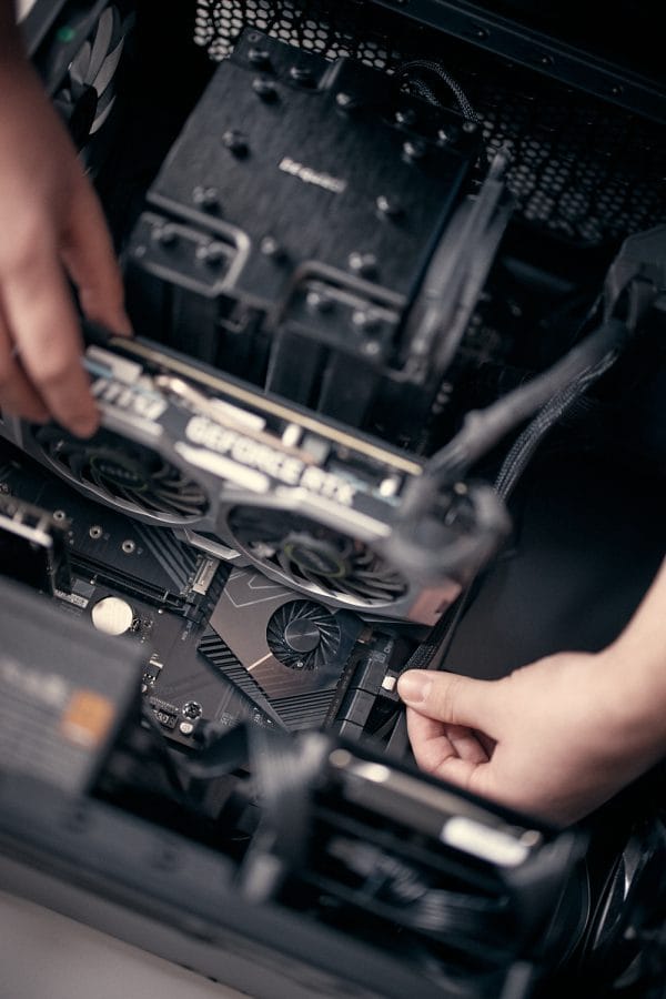 Närbild av en stationär dator och installation av grafikkort