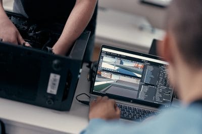 Närbild av speldesign-program på en laptop