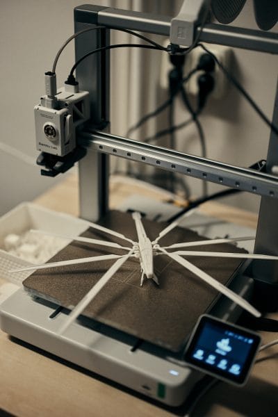 3D-printad helikopter som står på en 3D skrivare
