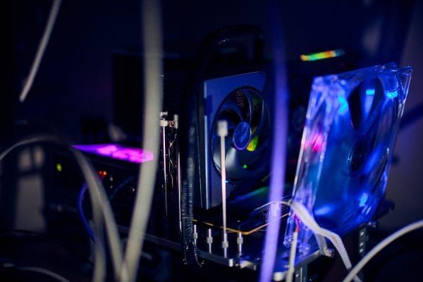 Närbild av stationär dator och komponenter för kylning