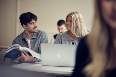 Elev och lärare i ett klassrum