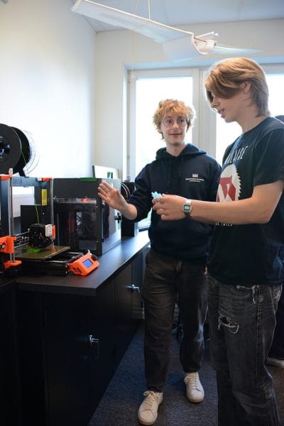 Elev och lärare i ett klassrum