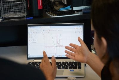 Närbild av datorskärm och händer