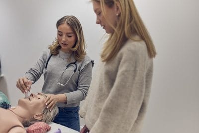 Två elever intuberar en docka