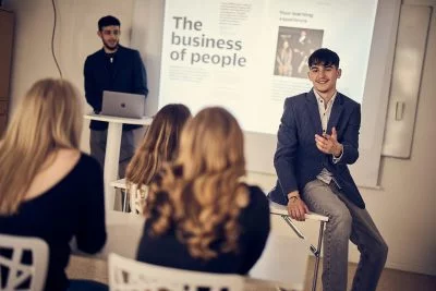 Elev föreläser om management