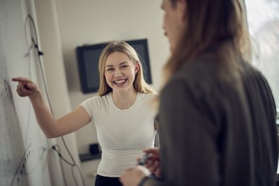 Elev presenterar sitt arbete framme vid tavlan
