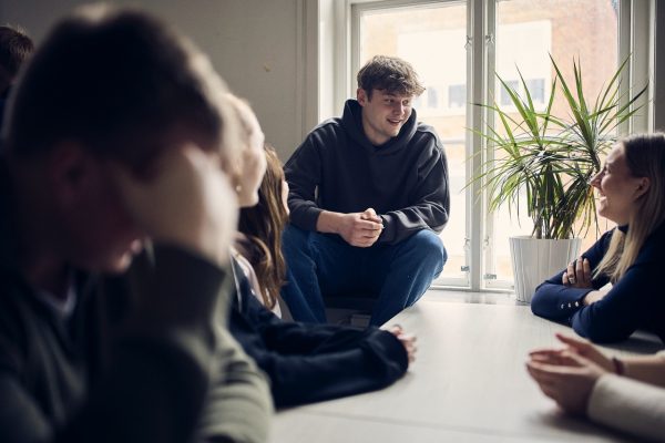 Elever umgås i skolans gemensamma lokaler