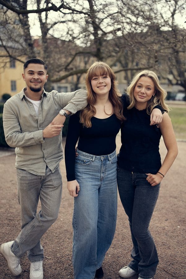 Tre elever ute på en skolgård