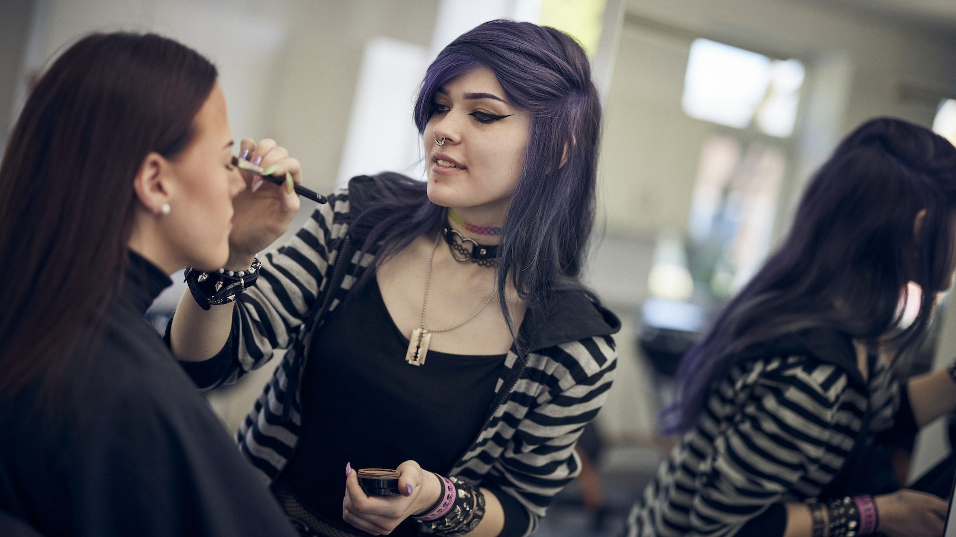 Elev lägger makeup