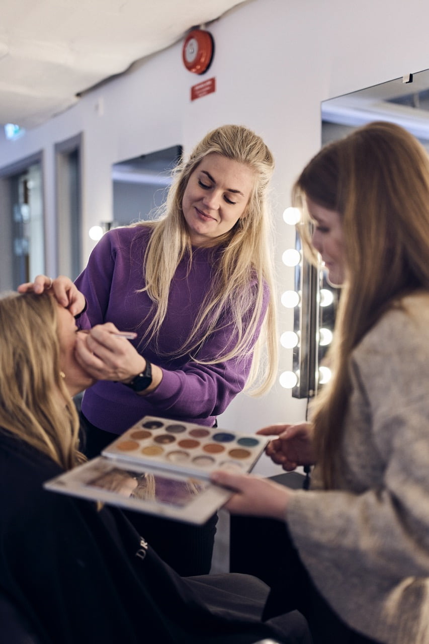 Elever sminkar en tjej