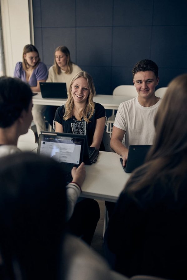 Fyra elever vid ett bord i ett klassrum